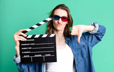 Téléchargez les photos : Jeune jolie femme tenant un clapet cinéma conseil - en image libre de droit