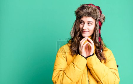 Foto de Joven mujer bonita con ropa de invierno. concepto frío e invierno - Imagen libre de derechos