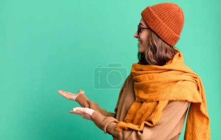 Foto de Joven mujer bonita con ropa de invierno. concepto frío e invierno - Imagen libre de derechos