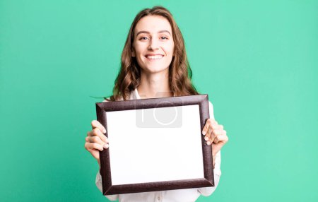Foto de Joven bonita mujer sosteniendo un espacio de copia marco vacío - Imagen libre de derechos