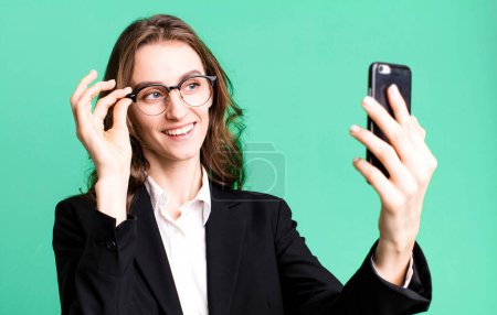 Téléchargez les photos : Jeune jolie femme avec téléphone portable - en image libre de droit