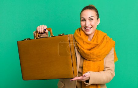 Téléchargez les photos : Jeune jolie femme avec un étui en cuir et des billets en dollars - en image libre de droit