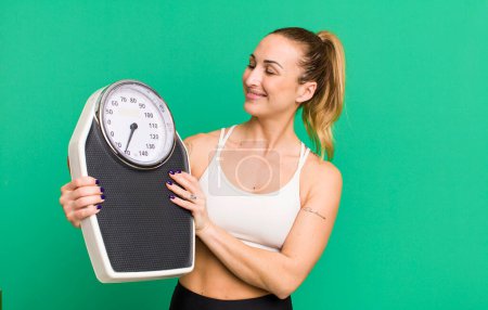 Téléchargez les photos : Young pretty woman with a scale. diet and fitness concept - en image libre de droit