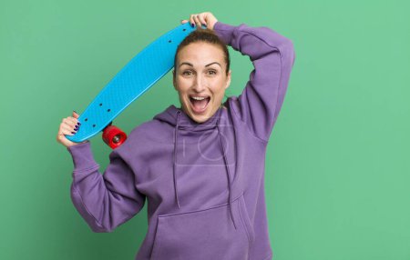 Foto de Young pretty woman with a skate board - Imagen libre de derechos