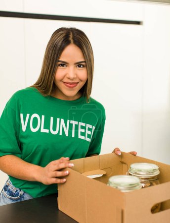 Téléchargez les photos : Pretty latin woman volunteer and donation concept - en image libre de droit