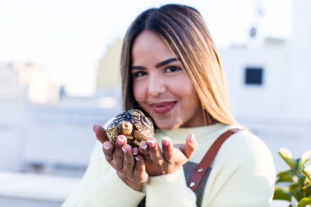 Téléchargez les photos : Jolie femme latine avec un animal de compagnie tortue - en image libre de droit
