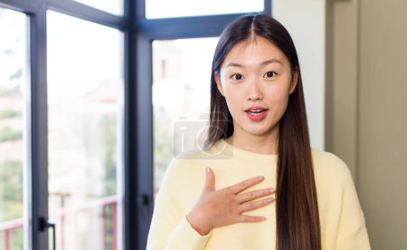 Téléchargez les photos : Asiatique jolie femme à la maison - en image libre de droit