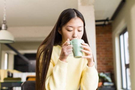 Foto de Asiático bonita mujer con un café taza en fresco casa - Imagen libre de derechos