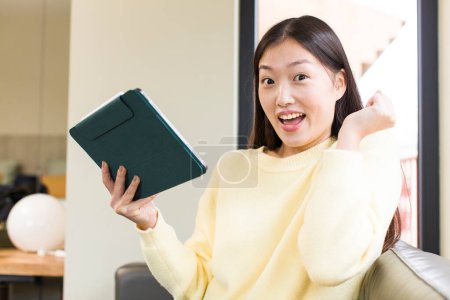 Téléchargez les photos : Asian pretty woman using a touchscreen pad - en image libre de droit