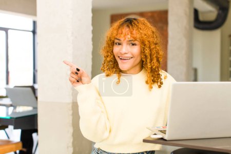 Téléchargez les photos : Young red hair latin pretty woman teleconmmuting at home with a laptop - en image libre de droit