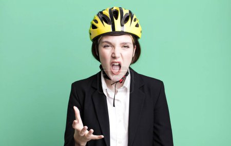 Téléchargez les photos : Jeune jolie femme à l'air en colère, agacée et frustrée. concept vélo et femme d'affaires - en image libre de droit