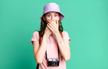 Téléchargez les photos : Jeune jolie femme couvrant la bouche avec des mains avec un choc. concept touristique - en image libre de droit
