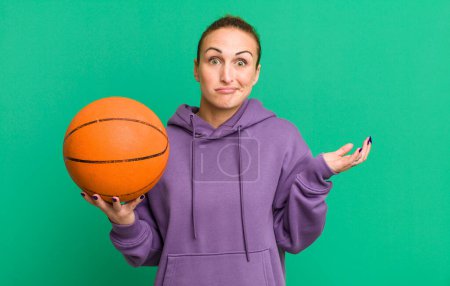 Téléchargez les photos : Young pretty woman feeling puzzled and confused and doubting. basketball concept - en image libre de droit