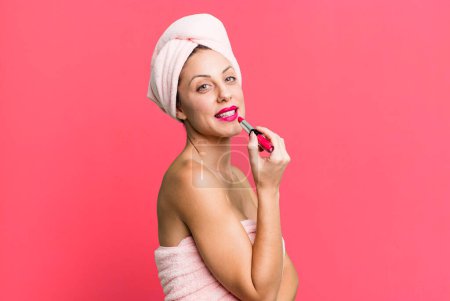 Téléchargez les photos : Jeune jolie femme se maquiller et tenir un rouge à lèvres - en image libre de droit