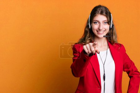 Téléchargez les photos : Caucasienne jolie femme pointant vers la caméra vous choisissant. concept d'agent de télémarketing - en image libre de droit