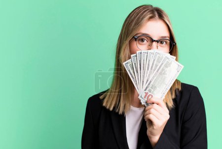 Foto de Joven bonita mujer de negocios con billetes de dólar - Imagen libre de derechos