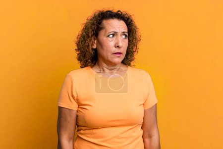 Foto de Mujer hispana de mediana edad que parece preocupada, estresada, ansiosa y asustada, con pánico y apretando los dientes - Imagen libre de derechos