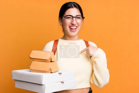 Foto de Sintiéndose feliz y señalándose a sí mismo con una emoción. entrega de comida rápida o llevar - Imagen libre de derechos