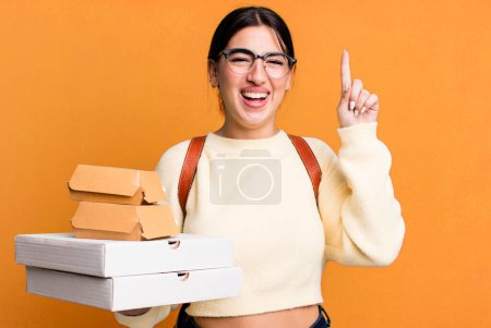 Foto de Sintiéndose como un genio feliz y emocionado después de realizar una idea. entrega de comida rápida o llevar - Imagen libre de derechos