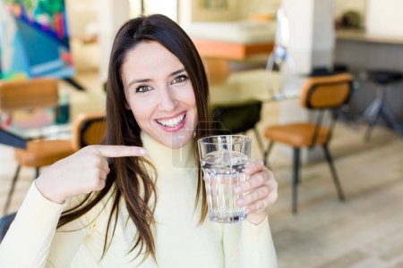 Téléchargez les photos : Young adult woman with a water glass - en image libre de droit