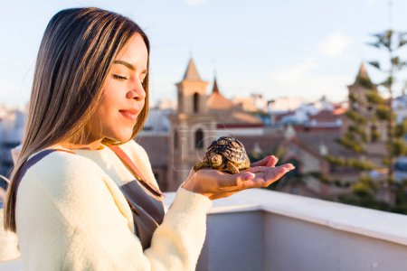 Téléchargez les photos : Pretty latin woman with a tortoise pet - en image libre de droit