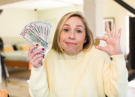 Téléchargez les photos : Young adult pretty blonde woman with banknotes - en image libre de droit