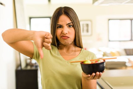 Téléchargez les photos : Pretty latin woman having a ramen noodles bowl - en image libre de droit