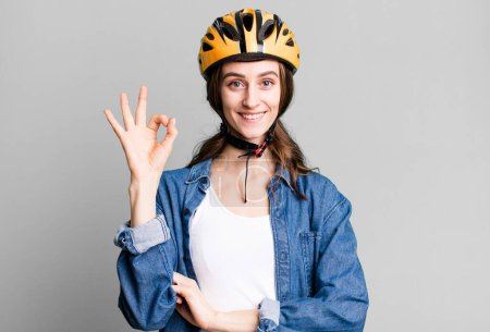 Foto de Joven bonita mujer con un casco de bicicleta - Imagen libre de derechos