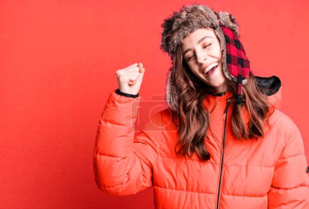 Téléchargez les photos : Jeune jolie femme avec des vêtements d'hiver. concept froid et hiver - en image libre de droit