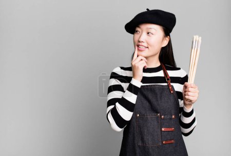 Téléchargez les photos : Young adult pretty asian woman with a beret. paint art student concept - en image libre de droit