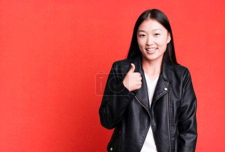 Foto de Young adult pretty asian expressive woman with a copy space to the side - Imagen libre de derechos
