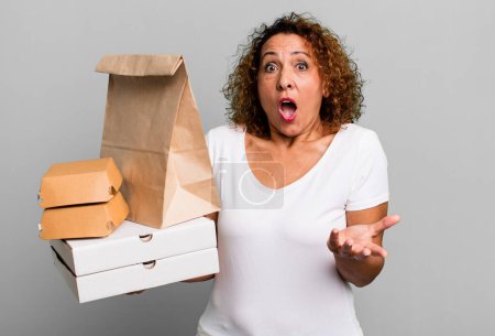 Téléchargez les photos : Amazed, shocked and astonished with an unbelievable surprise. take away fast food delivery concept. - en image libre de droit