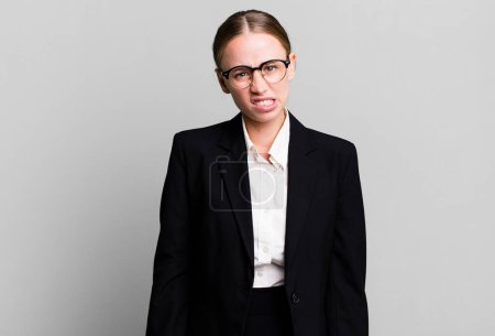 Téléchargez les photos : Caucasian pretty woman feeling puzzled and confused. business concept - en image libre de droit