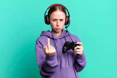 Téléchargez les photos : Caucasian pretty woman feeling angry, annoyed, rebellious and aggressive. gamer concept - en image libre de droit