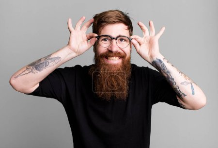 Téléchargez les photos : Longue barbe et cheveux roux homme cool portant une chemise simple et avec un espace de copie - en image libre de droit