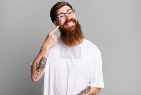 Foto de Barba larga y cabello rojo hombre fresco con una camisa simple y con un espacio de copia - Imagen libre de derechos