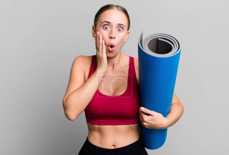 Téléchargez les photos : Caucasian pretty woman feeling shocked and scared. fitness and yoga concept - en image libre de droit