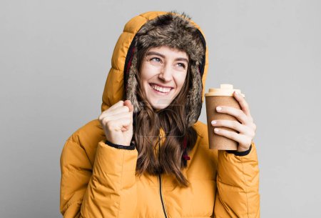 Téléchargez les photos : Jeune jolie femme avec des vêtements d'hiver et un café chaud. concept froid et hiver - en image libre de droit