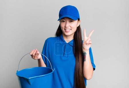 Téléchargez les photos : Young adult pretty asian woman. housekeeper and cleaning concept - en image libre de droit