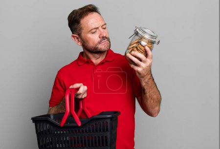 Foto de Hombre de mediana edad con un concepto de entrenador deportivo cesta de la compra con una pelota de fútbol - Imagen libre de derechos