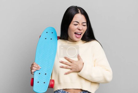 Téléchargez les photos : Hispanic pretty woman laughing out loud at some hilarious joke. skate boarding concept - en image libre de droit