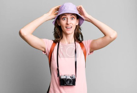 Téléchargez les photos : Jeune jolie femme se sentant stressée, anxieuse ou effrayée, les mains sur la tête. concept touristique - en image libre de droit