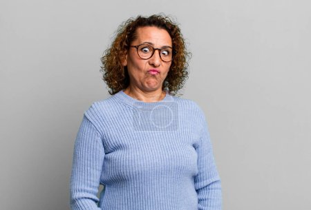 Téléchargez les photos : Femme hispanique d'âge moyen regardant fou et drôle avec une expression stupide aux yeux croisés, plaisanter et tromper autour - en image libre de droit