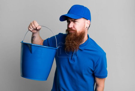 Foto de Joven adulto pelo rojo barbudo hombre fresco. concepto de lavadora de ventanas - Imagen libre de derechos