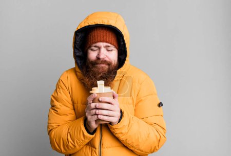 Foto de Barba larga y cabello rojo hombre fresco con sombrero y abrigo. concepto frío e invierno - Imagen libre de derechos
