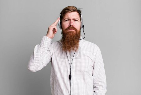 Téléchargez les photos : Homme barbe longue regardant surpris, réalisant une nouvelle pensée, idée ou concept. concept d'agent de télémarketing - en image libre de droit