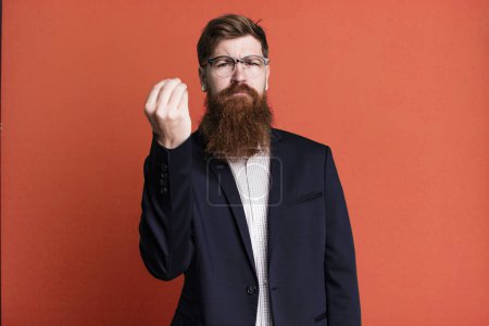 Foto de Hombre de barba larga haciendo capice o gesto de dinero, diciéndole que pague. concepto de negocio - Imagen libre de derechos