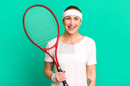 Téléchargez les photos : Jeune jolie femme à l'air heureuse et agréablement surprise. concept de tennis - en image libre de droit