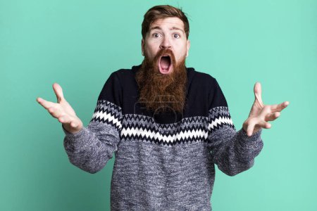 Téléchargez les photos : Longue barbe et cheveux roux homme se sentant extrêmement choqué et surpris - en image libre de droit