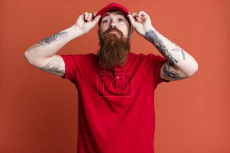 Foto de Joven adulto pelo rojo barbudo fresco empresa empleado hombre - Imagen libre de derechos
